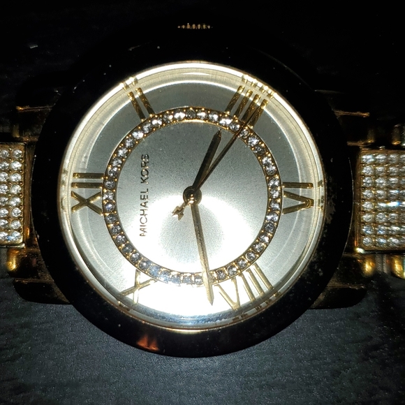 Micheal Kors diamond watch - Picture 4 of 8